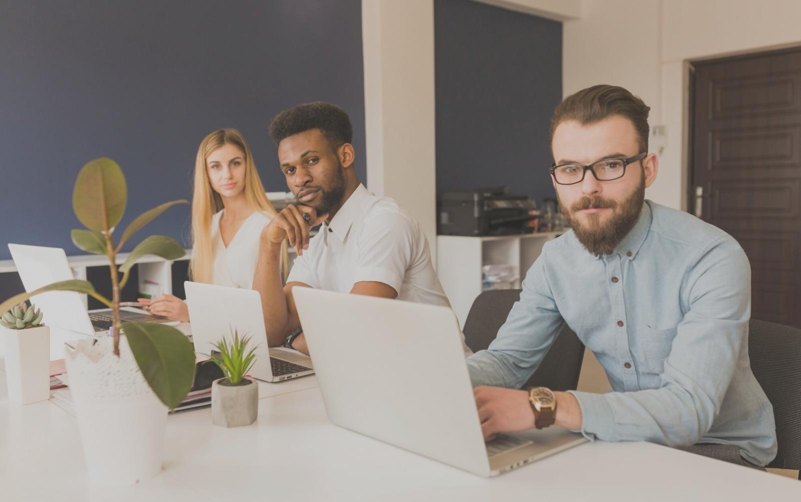 Mesa de trabajo con análisis financieros y documentos