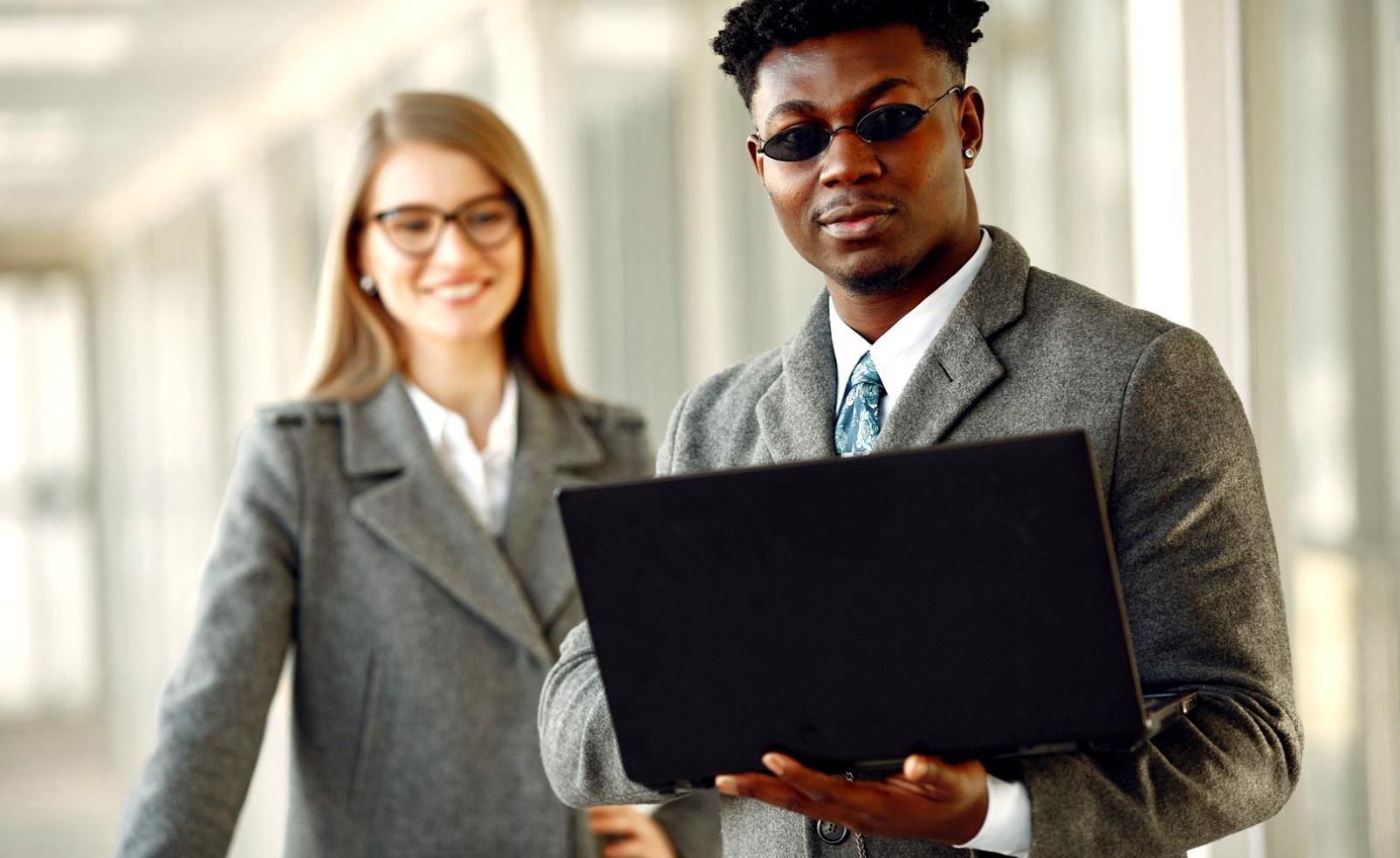 Especialistas en análisis financiero trabajando con datos complejos en ambiente profesional