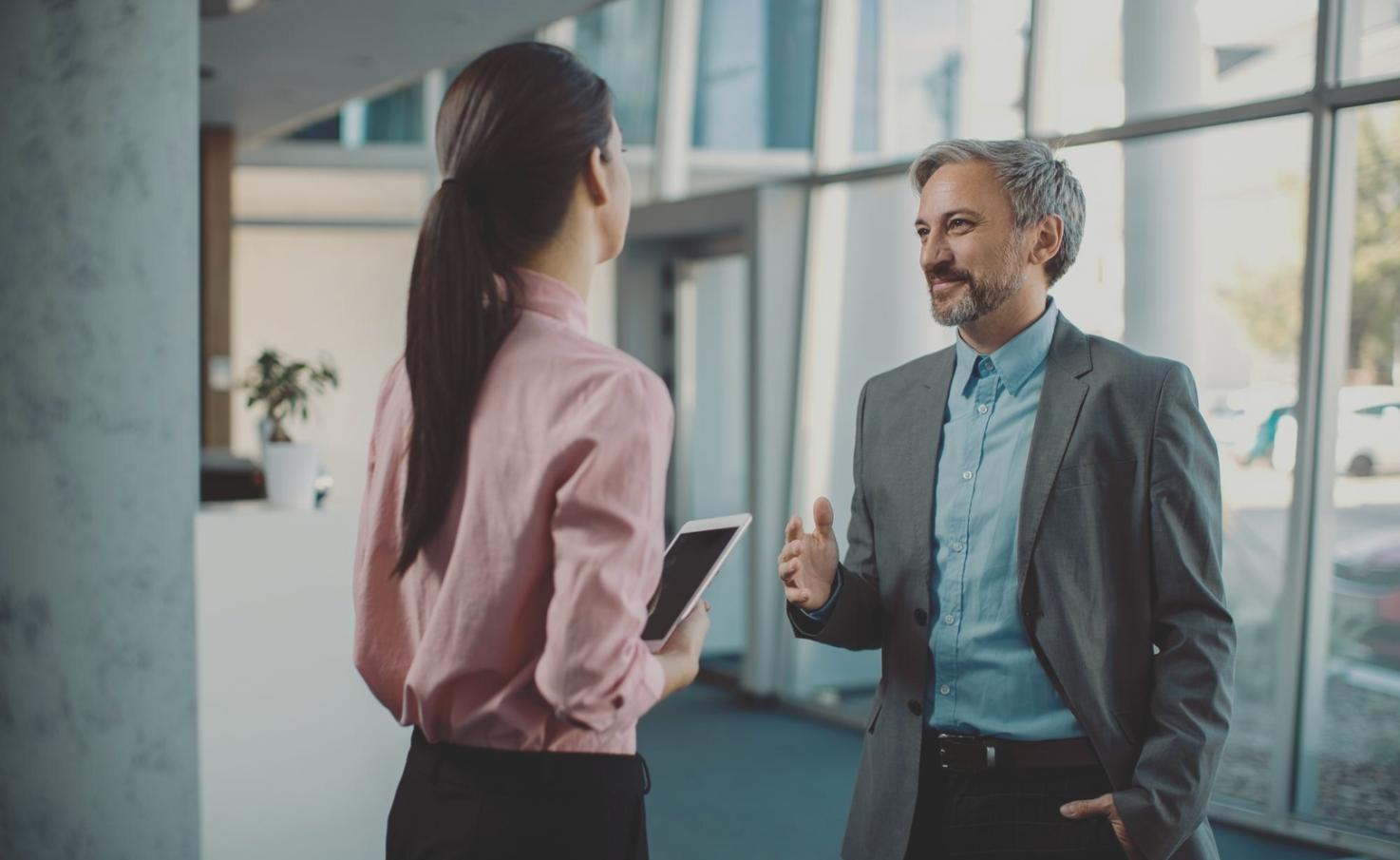 Profesionales colaborando en análisis de datos financieros